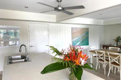 Absolute Lakefront Port Douglas - Redcliffe Tourism 4