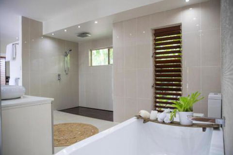 Absolute Lakefront Port Douglas - Redcliffe Tourism 3