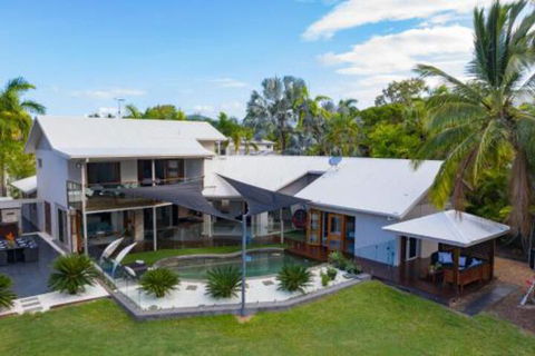 Absolute Lakefront Port Douglas - Redcliffe Tourism 5
