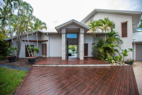 Absolute Lakefront Port Douglas - Redcliffe Tourism 7