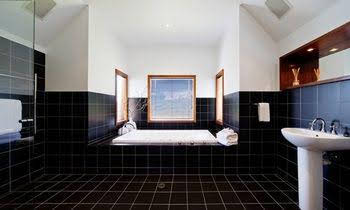 Elevated Plains Retreat 2 - Redcliffe Tourism 0