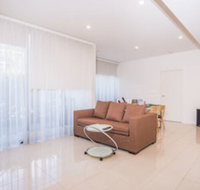 Spacious And Cozy Zetland Apartment - Redcliffe Tourism