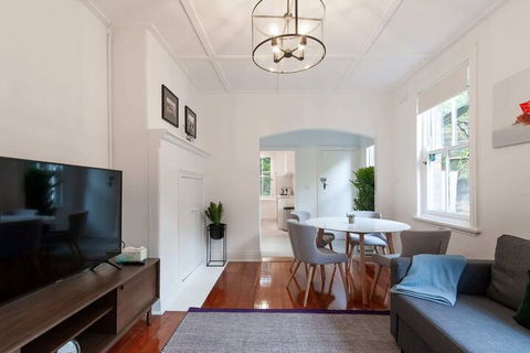 Luxurious Heritage Home With Harbour Bridge Views - Redcliffe Tourism 6