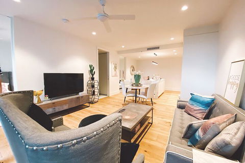 Chester & Ella Apartments - Redcliffe Tourism 6