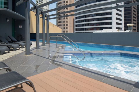 Amazing CBD 2BD Apartment W / Parking & Pool! - Redcliffe Tourism 3