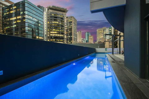 Amazing CBD 2BD Apartment W / Parking & Pool! - Redcliffe Tourism 4