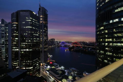 Amazing CBD 2BD Apartment W / Parking & Pool! - Redcliffe Tourism 2