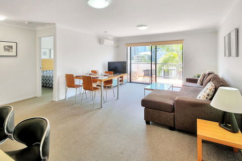 Airtrip Apartment On Russell St - Redcliffe Tourism 5
