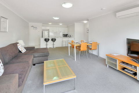 Airtrip Apartment On Russell St - Redcliffe Tourism 3