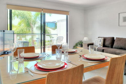 Airtrip Apartment On Russell St - Redcliffe Tourism 1