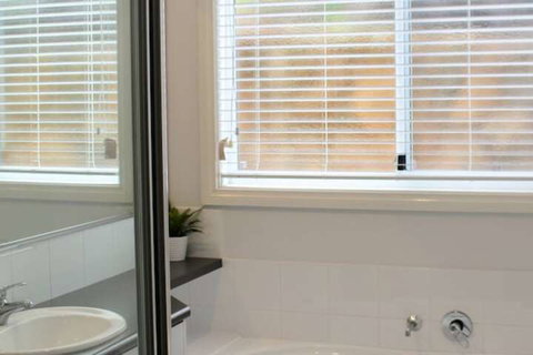 Flinders View Beach House - Redcliffe Tourism 2