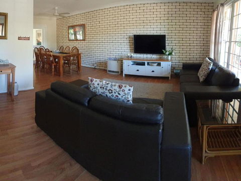 Cuddles Cottage 4 Christmas Bush Avenue Pet Friendly Holiday House Near Dutchies - Redcliffe Tourism 1
