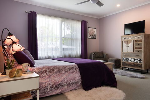 Christelle Cottage - Redcliffe Tourism 1