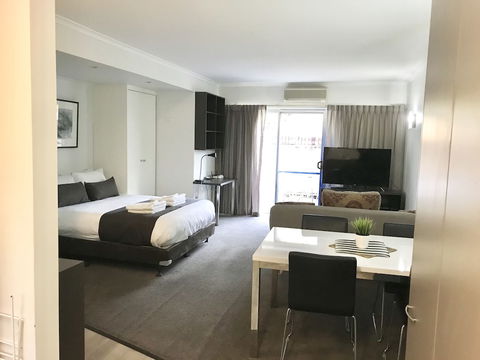 Adelaide Dresscircle Apartments - Archer Street - Redcliffe Tourism 5