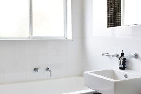 Light And Airy 2 Bedroom North Bondi Apartment - Redcliffe Tourism 5