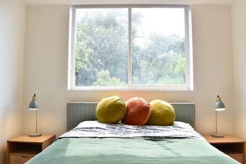 Light And Airy 2 Bedroom North Bondi Apartment - Redcliffe Tourism 2