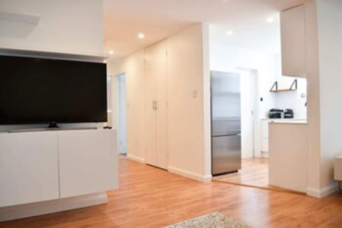 Light And Airy 2 Bedroom North Bondi Apartment - Redcliffe Tourism 0
