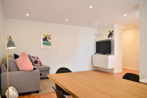 Light And Airy 2 Bedroom North Bondi Apartment - Redcliffe Tourism 3
