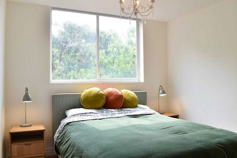 Light And Airy 2 Bedroom North Bondi Apartment - Redcliffe Tourism 1