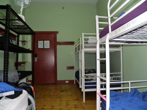 Market Tavern - Hostel And Bar - Redcliffe Tourism 5