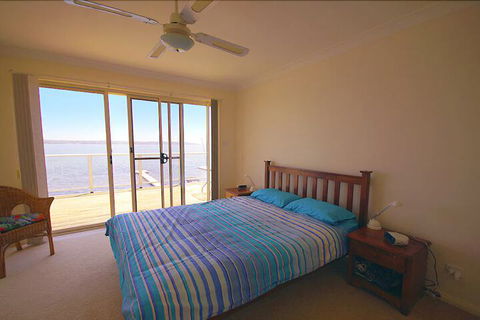 Blue Water At Mannering Park - Redcliffe Tourism 5