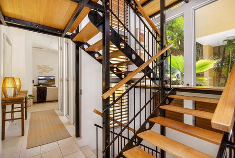 Contemporary & Luxurious Little Cove - Redcliffe Tourism 5