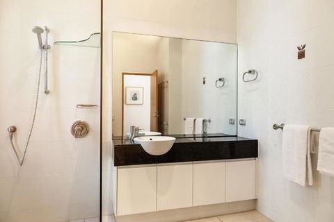 Contemporary & Luxurious Little Cove - Redcliffe Tourism 6