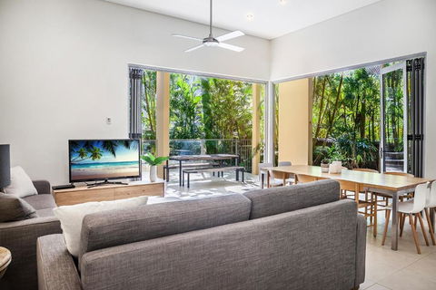 Contemporary & Luxurious Little Cove - Redcliffe Tourism 1