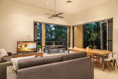 Contemporary & Luxurious Little Cove - Redcliffe Tourism 3