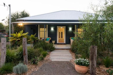 Mansfield Cottage - Redcliffe Tourism 1