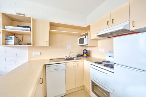 Snow Ski Apartments 18 - Redcliffe Tourism 3