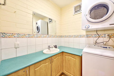 Snow Ski Apartments 25 - Redcliffe Tourism 6