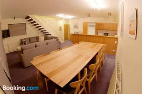 Snow Ski Apartments 38 - Redcliffe Tourism 4