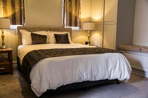 Simmers Serviced Apartments - Redcliffe Tourism 3