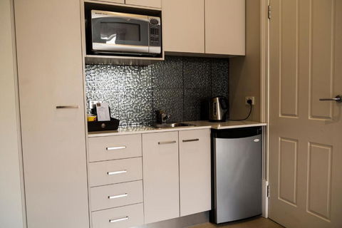 Simmers Serviced Apartments - Redcliffe Tourism 1