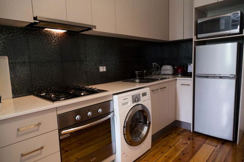 Simmers Serviced Apartments - Redcliffe Tourism 6