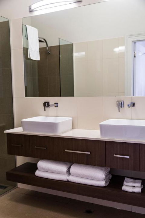 Simmers Serviced Apartments - Redcliffe Tourism 4