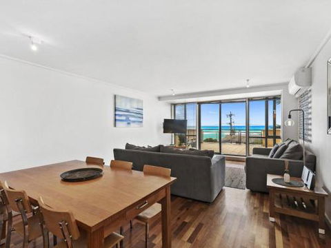 APARTMENT 12 PACIFIC APARTMENTS Across From The Pier - Redcliffe Tourism 4
