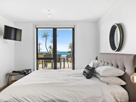 APARTMENT 12 PACIFIC APARTMENTS Across From The Pier - Redcliffe Tourism 1