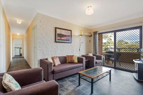 Apollo Unit 14 - Redcliffe Tourism 0