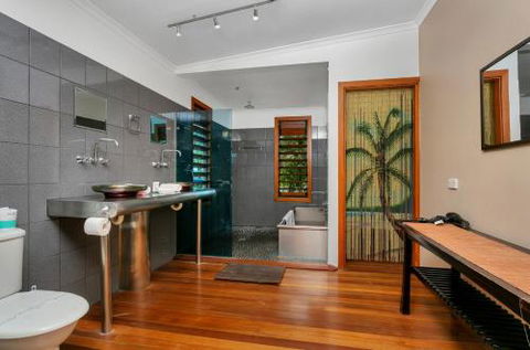 SANTORINIatPALM COVE - Redcliffe Tourism 3