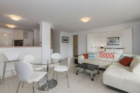 Cottesloe Cove Beach Apartment - Redcliffe Tourism 6