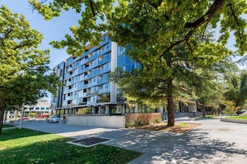 Accommodate Canberra Midnight Apartments - Redcliffe Tourism 1