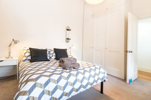 HUNTER In The Heart Of Collingwood Fitzroy - Redcliffe Tourism 3