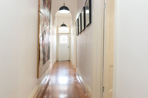 HUNTER In The Heart Of Collingwood Fitzroy - Redcliffe Tourism 1