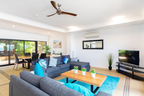 Absolute Airlie Airlie Beach - Redcliffe Tourism 1