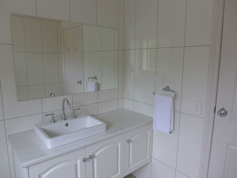 Daysy Hill Country Cottages - Redcliffe Tourism 4