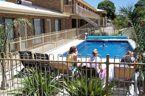 Allambi Holiday Apartments - Redcliffe Tourism 6
