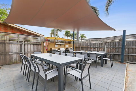 Allambi Holiday Apartments - Redcliffe Tourism 2