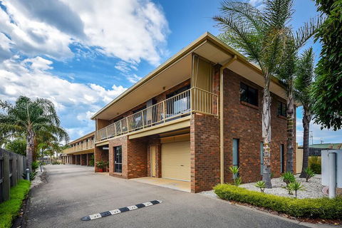 Allambi Holiday Apartments - Redcliffe Tourism 1